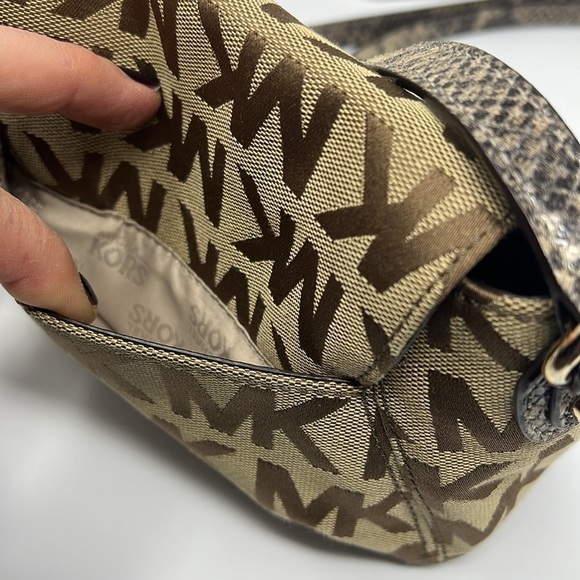 Michael Kors Logo Mini Crossbody Bag - Picture 4 of 10